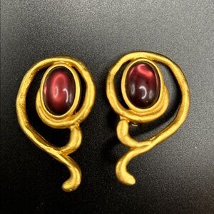 Vintage Dauplaise Clipon Earrings #649 gold tone rose burgundy cabochon